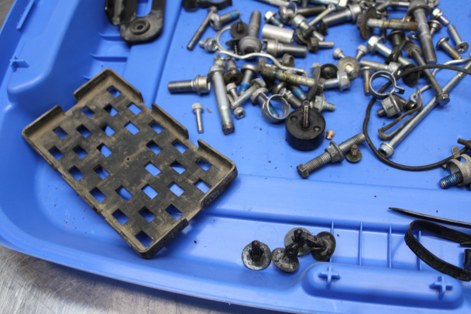 06-07 SUZUKI GSXR 600 MOUNTING BOLTS HARDWARE MOTOR SCREWS BB170