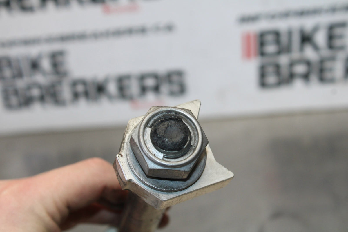 20 TRIUMPH STREET TRIPLE 765 REAR AXLE BACK WHEEL RIM PIVOT BOLT AXEL BB864