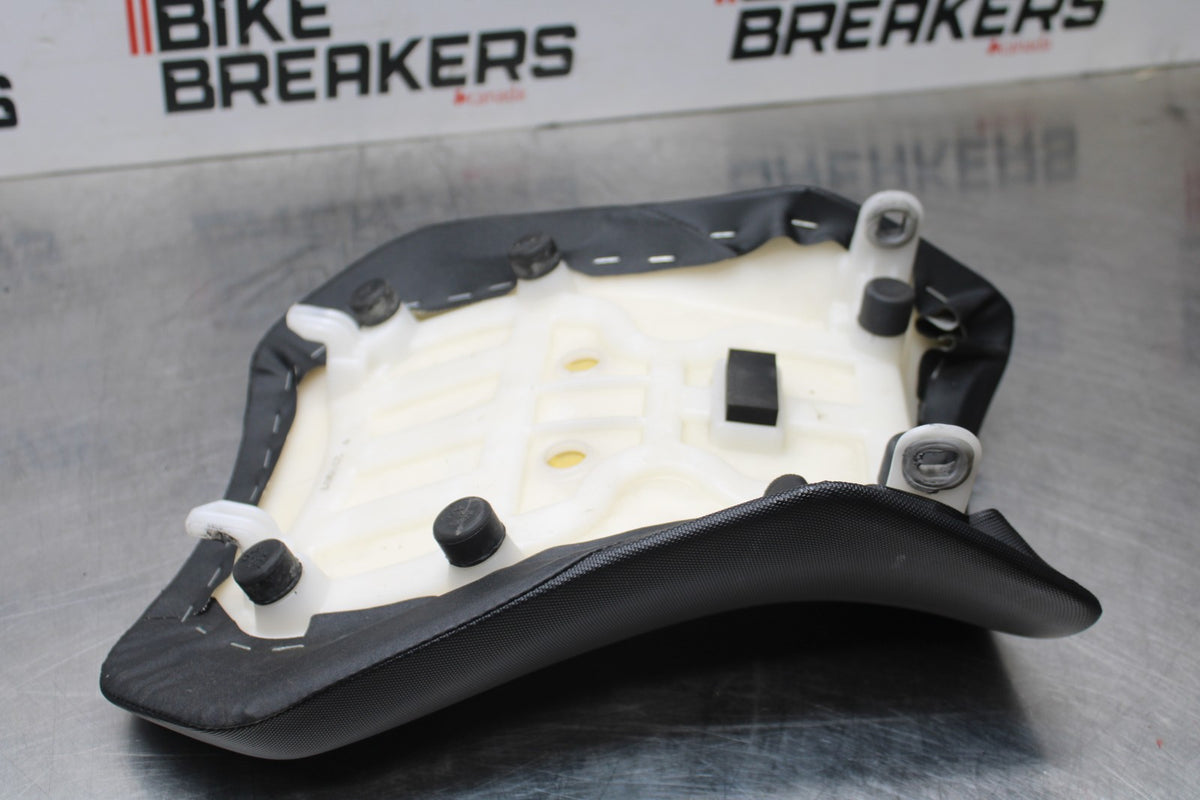 11-25 SUZUKI GSXR 600  FRONT DRIVERS SEAT PAD SADDLE PILLION BB830