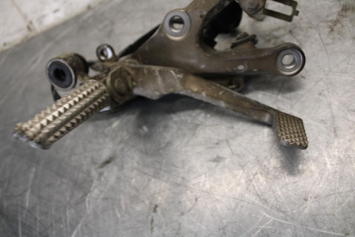 2007 Yamaha YZF R6 RIGHT REARSET REAR SET DRIVER FOOT PEG REST STOP BB522