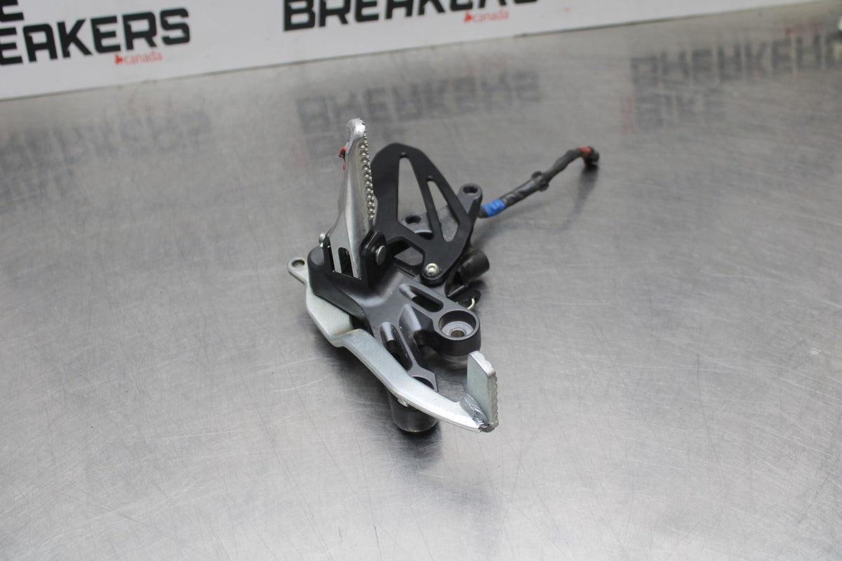 22-25 YAMAHA YZF R7 RIGHT REARSET REAR SET DRIVER FOOT PEG REST STOP BB769