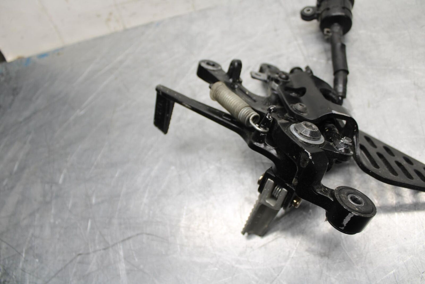 08-16 YAMAHA YZF R6 RIGHT REARSET REAR SET DRIVER FOOT PEG BRACKET MOUNT BB465