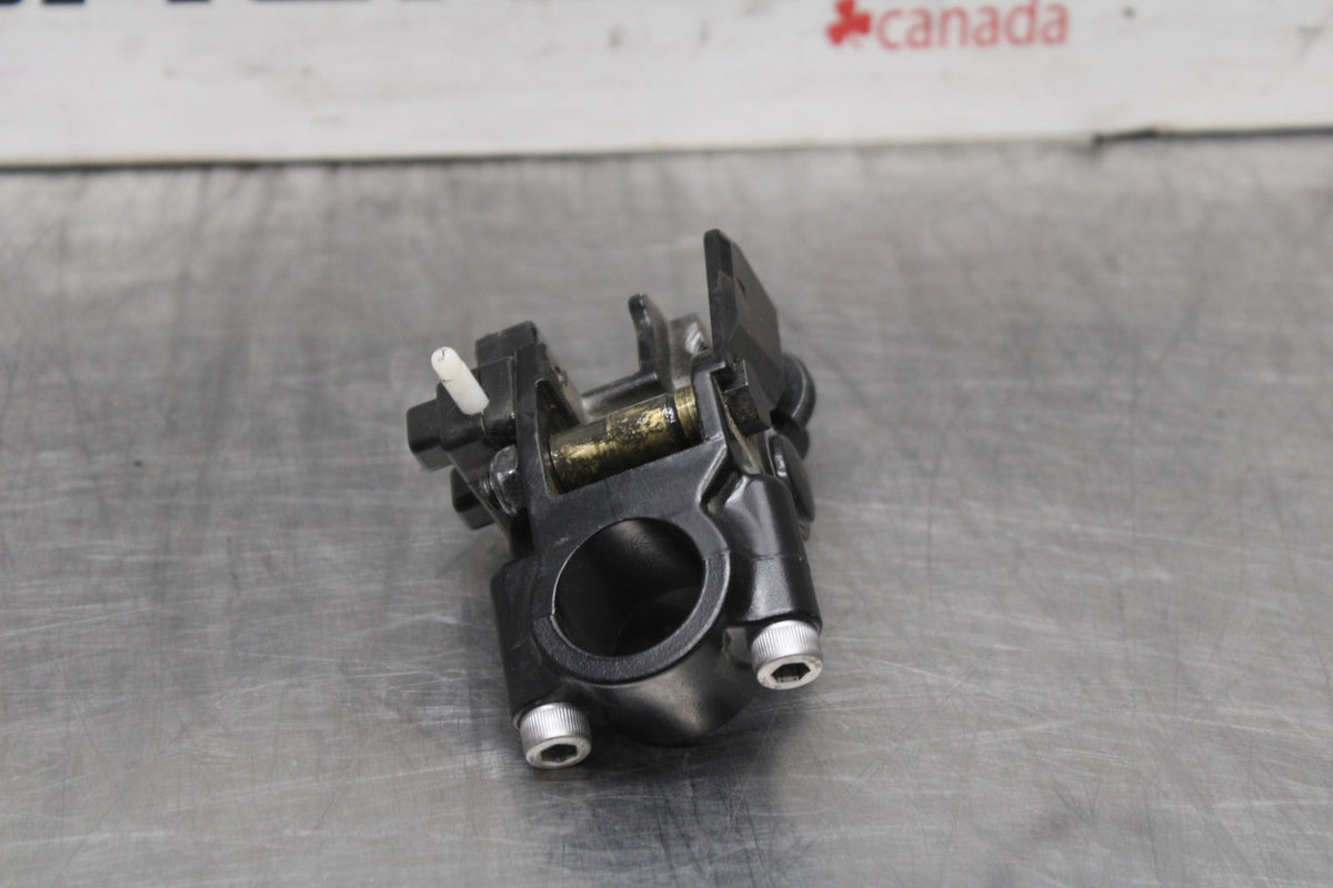 24-25 KAWASAKI NINJA ZX6R CLUTCH LEVER PERCH MOUNT BRACKET BB939