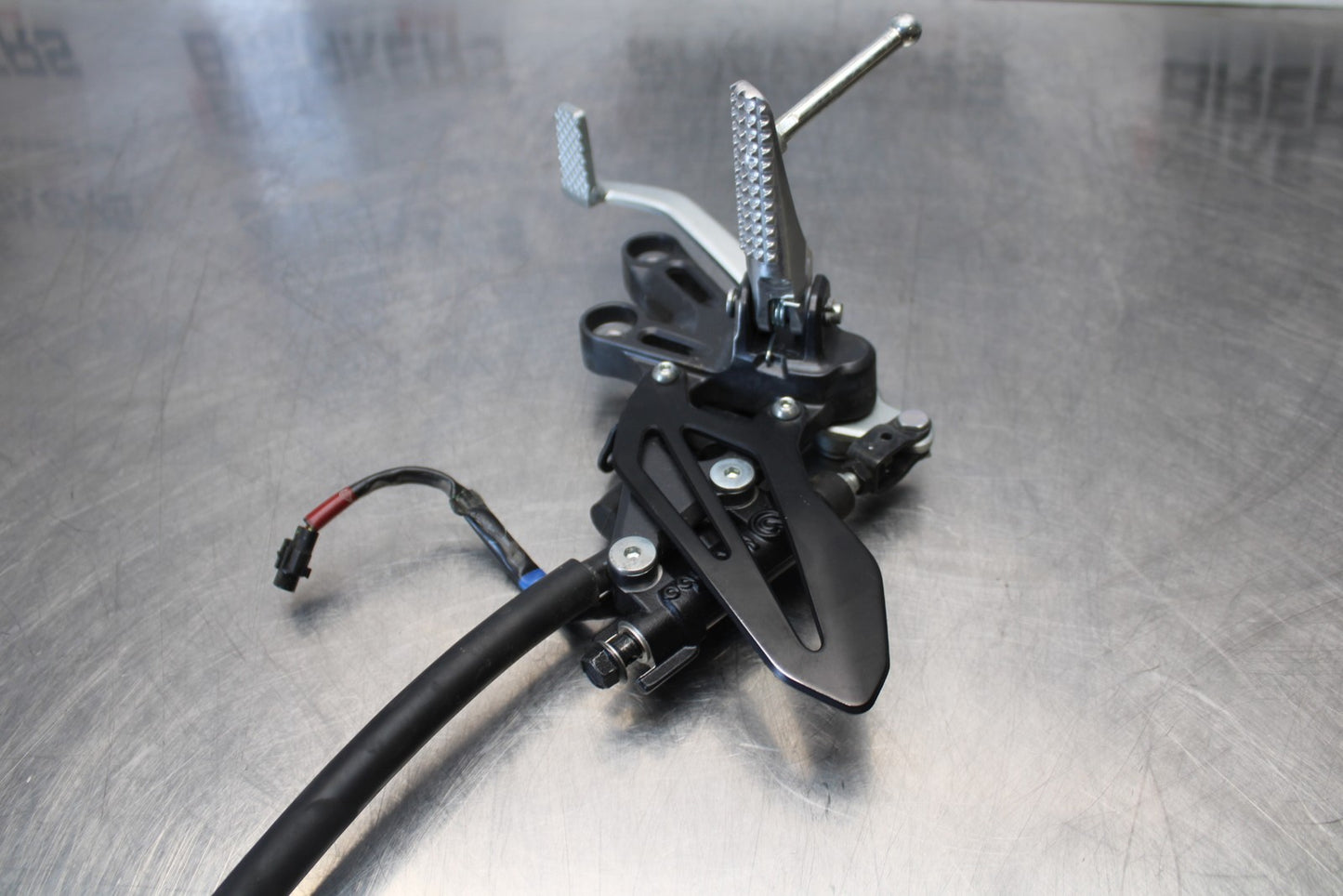 22-25 YAMAHA YZF R7 RIGHT REARSET REAR SET DRIVER FOOT PEG REST STOP BB176