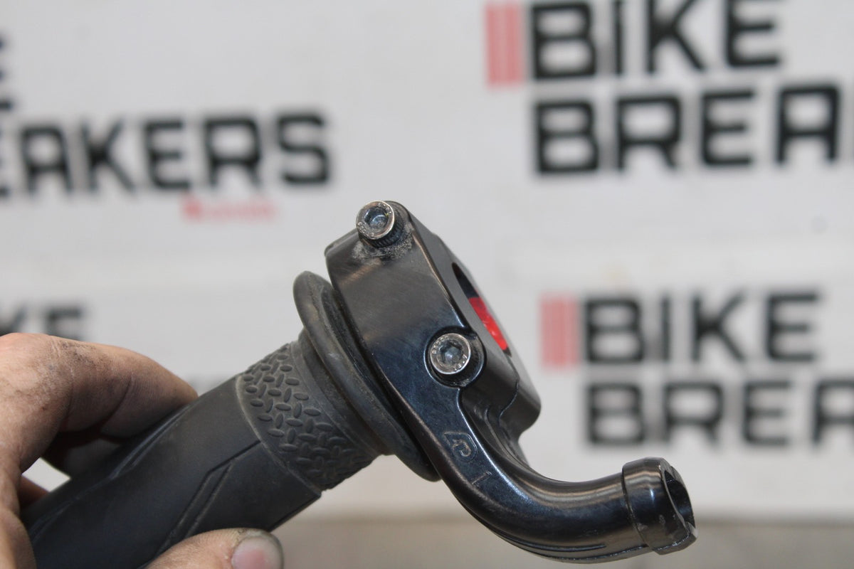 17 YAMAHA YZF R6 THROTTLE CABLE LINE HOUSING GUIDE BB922