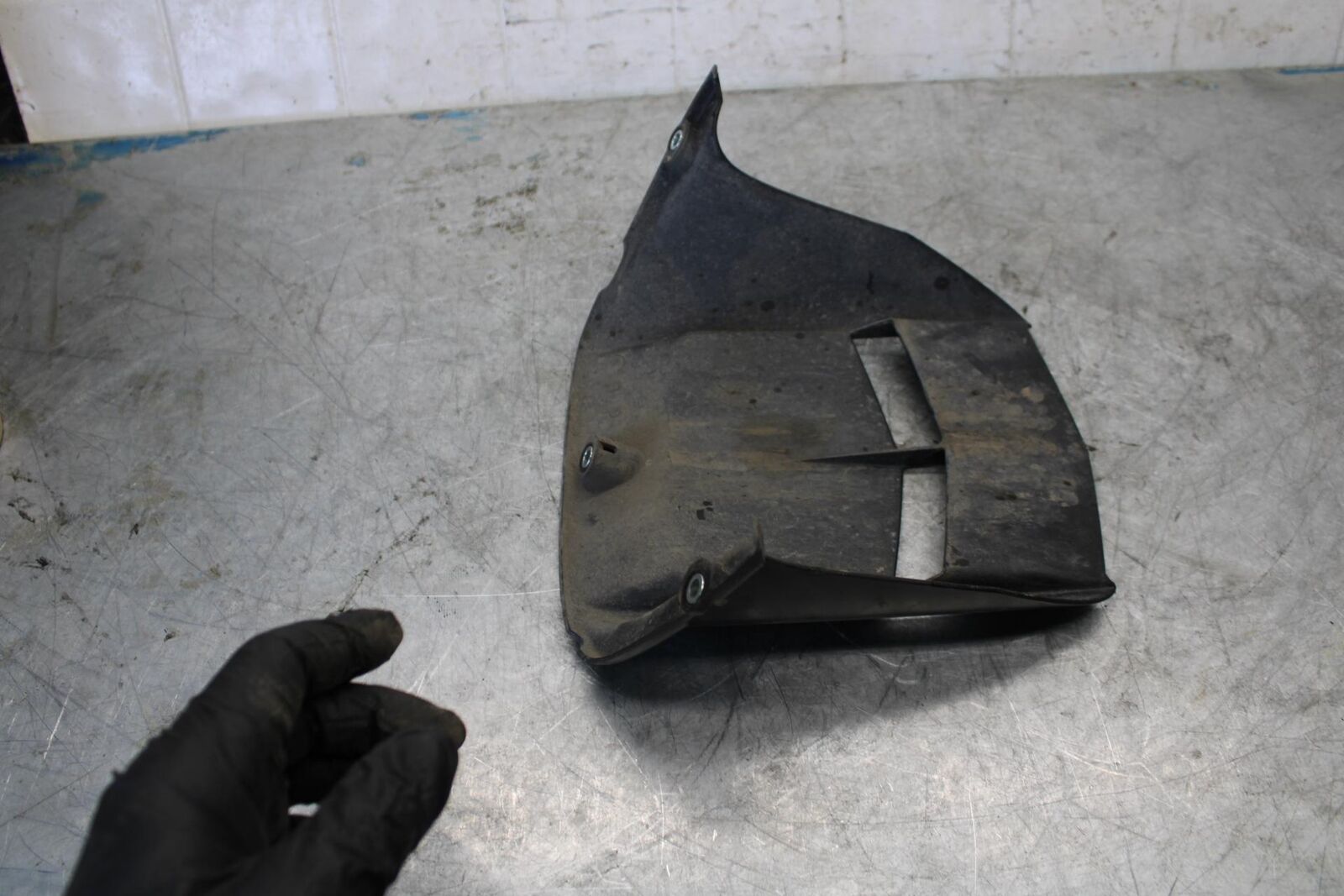 08-16 YAMAHA YZF R6 REAR BACK WHEEL TIRE HUGGER FENDER BB431
