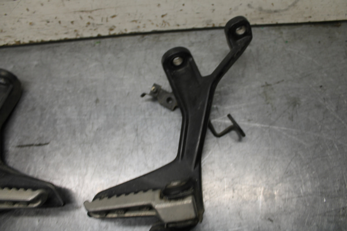 24 KAWASAKI NINJA 500 ABS REAR BACK PASSENGER PEG SET PAIR BB744