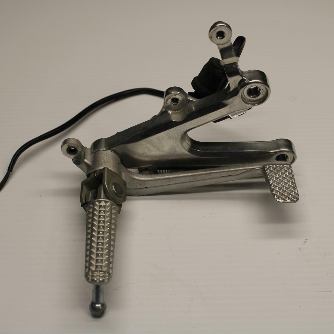 05 YAMAHA YZF R6S RIGHT REARSET REAR SET DRIVER FOOT PEG REST STOP BB234
