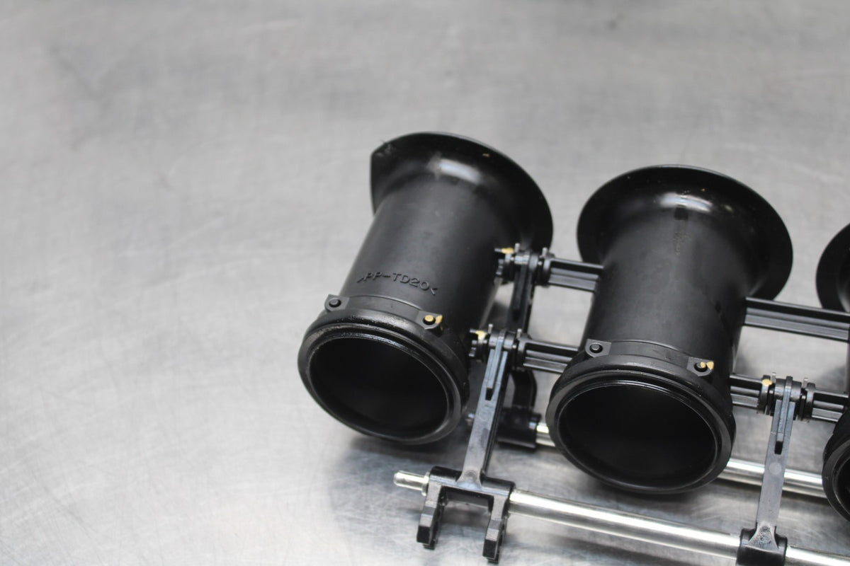 18 YAMAHA YZF R1  AIRBOX INTAKE VELOCITY STACKS BB838
