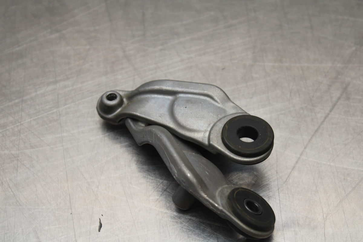 08-16 YAMAHA YZF R6 FRONT GAS TANK BRACKET MOUNT BB856