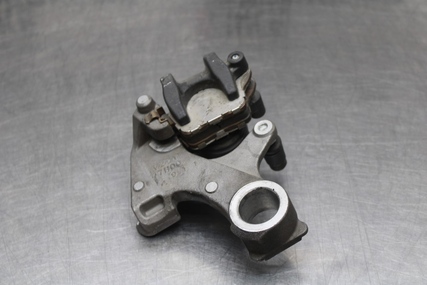 07 SUZUKI GSXR1000 REAR BACK BRAKE CALIPER W MOUNT BRACKET BB770