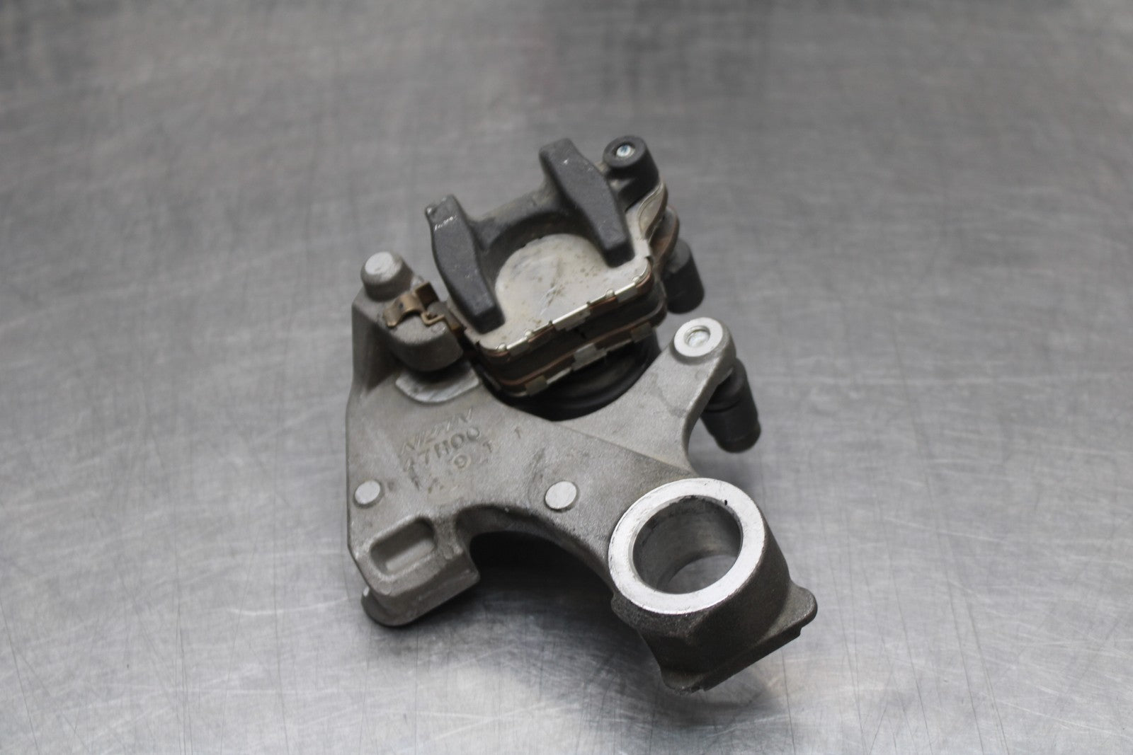 07 SUZUKI GSXR1000 REAR BACK BRAKE CALIPER W MOUNT BRACKET BB770