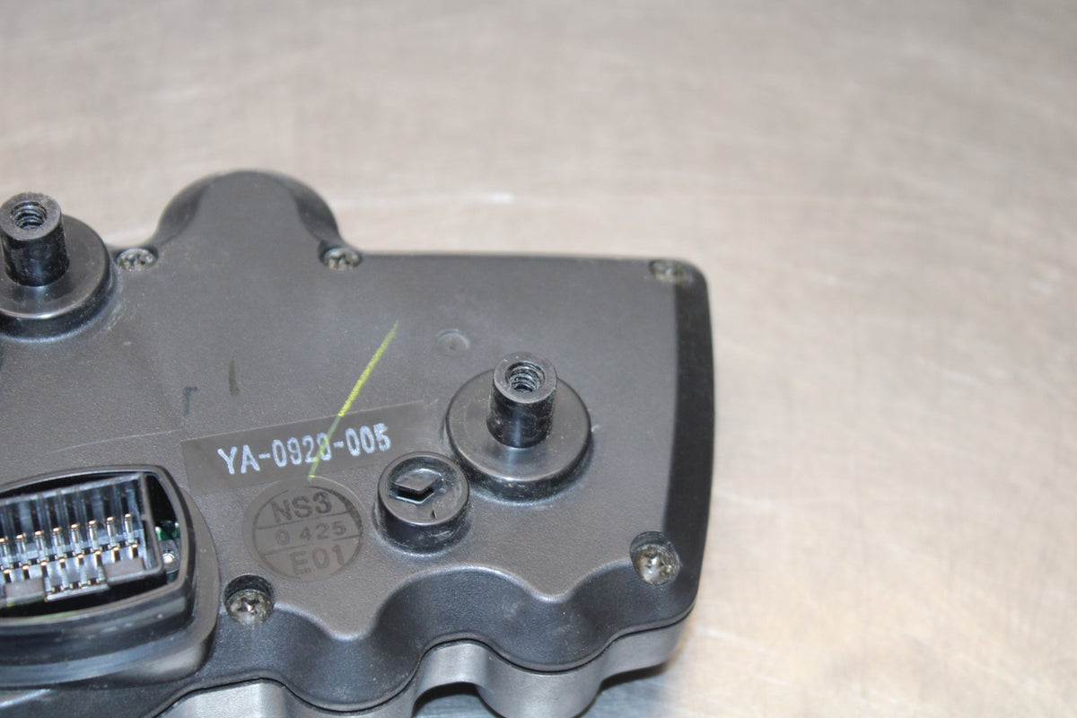 05 YAMAHA YZF R6 SPEEDO TACH GAUGES DISPLAY CLUSTER SPEEDOMETER TACHOMETER BB890