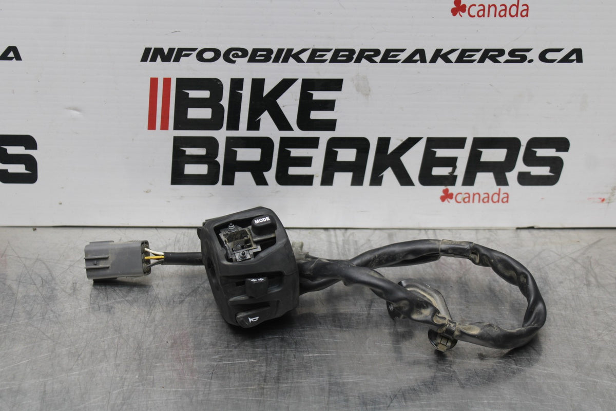 24-25 SUZUKI GSXR1000 LEFT CLIP ON HANDLE HORN SIGNALS SWITCH SWITCHES BB767