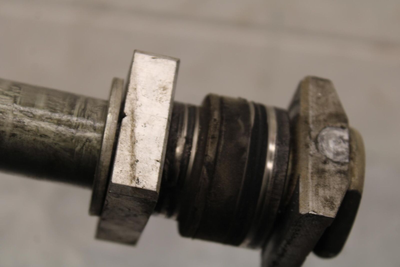 16-20 KAWASAKI ZX10R REAR AXLE BACK WHEEL RIM PIVOT BOLT AXEL BB591