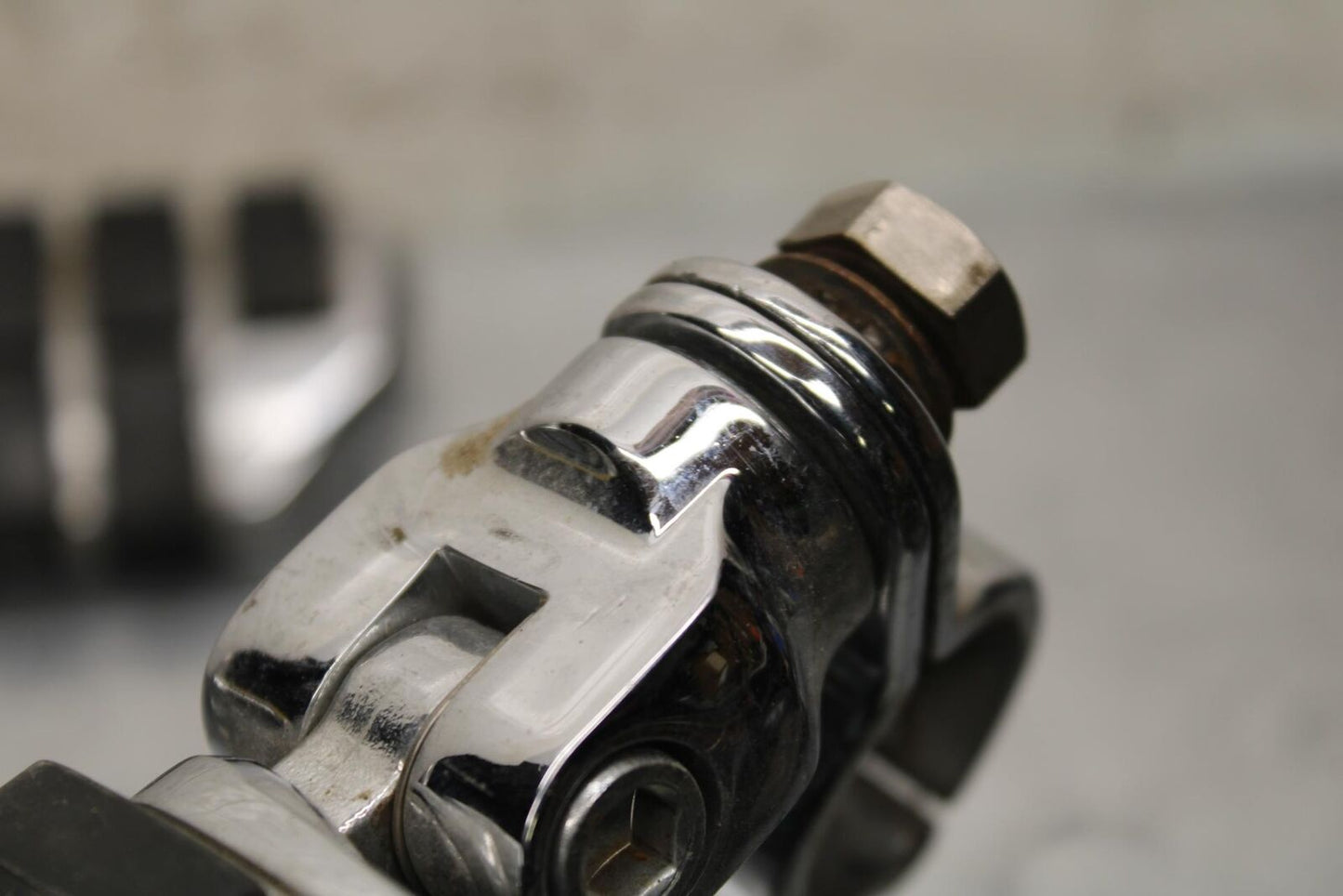 2005 Kawasaki Vulcan 1600 VN1600A Classic FRONT FOOT RESTS PEGS SET PAIR BB574