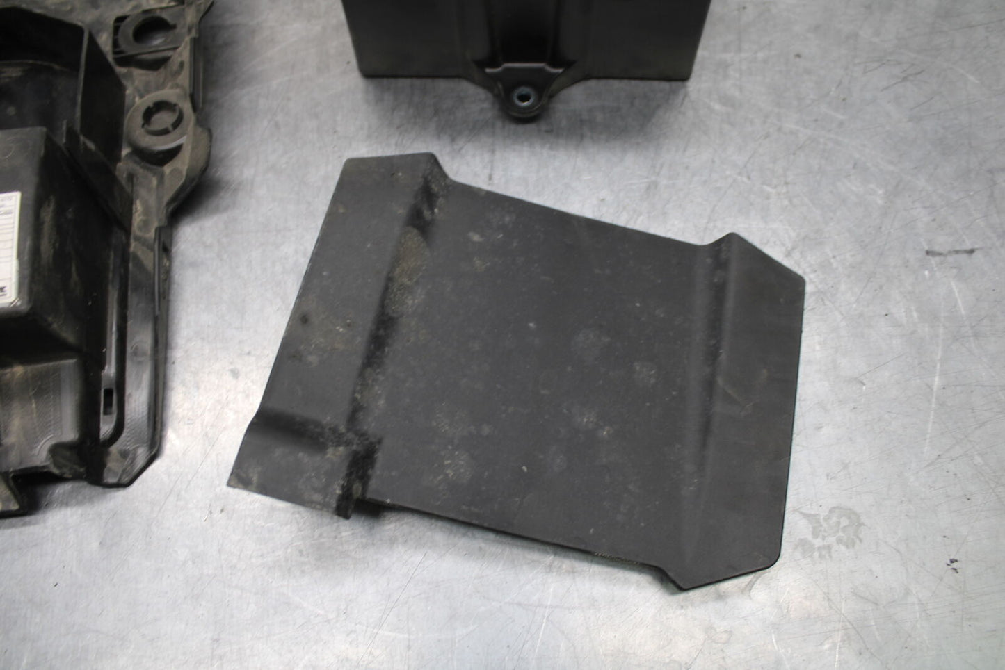 18-24 KAWASAKI NINJA 650 REAR BACK TAIL UNDERTAIL BATTERY TRAY PLASTIC BB725