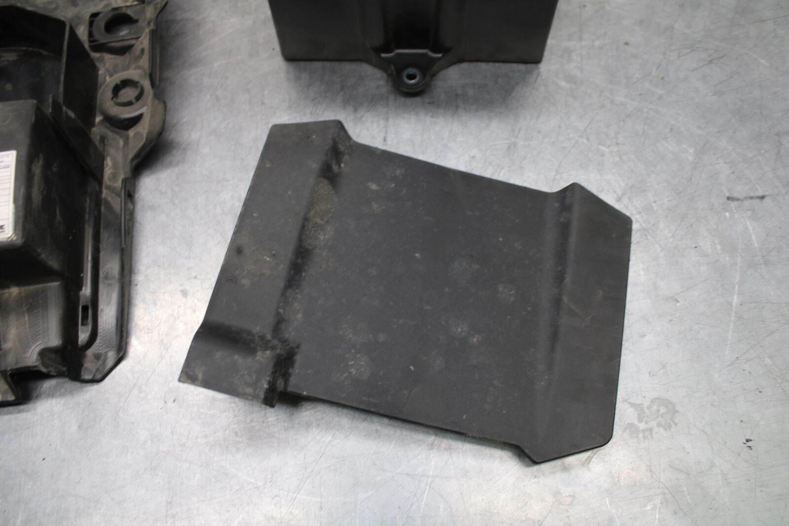 18-24 KAWASAKI NINJA 650 REAR BACK TAIL UNDERTAIL BATTERY TRAY PLASTIC BB725