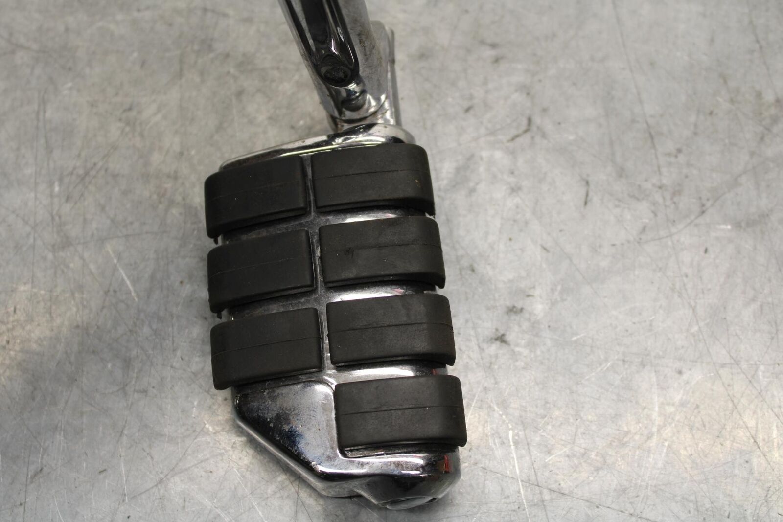 2005 Kawasaki Vulcan 1600 VN1600D Nomad REAR PASSENGER FOOT STEP PEG BB556