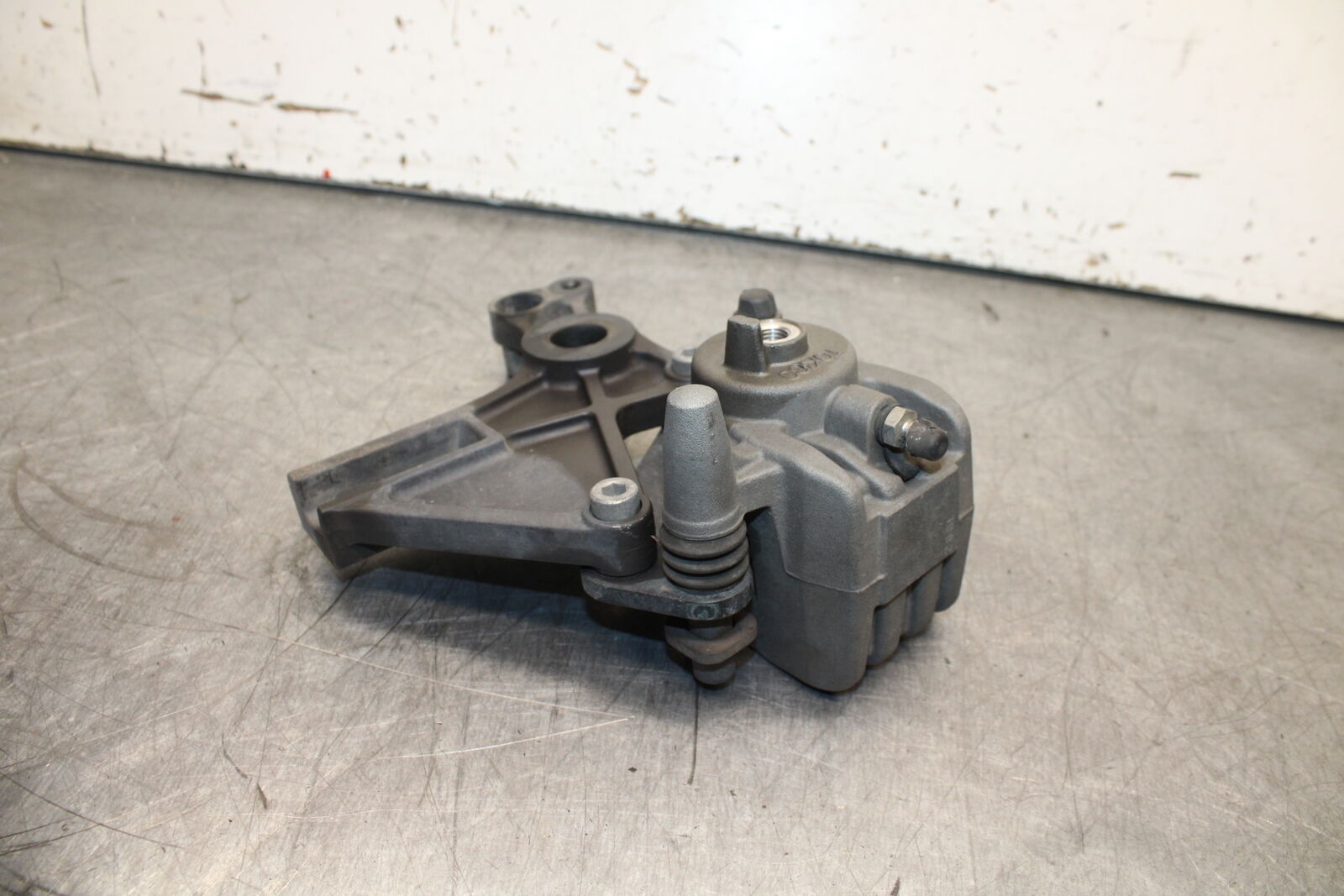 12-17 KAWASAKI ER-6N Z650 REAR BACK BRAKE CALIPER W MOUNT BRACKET BB709