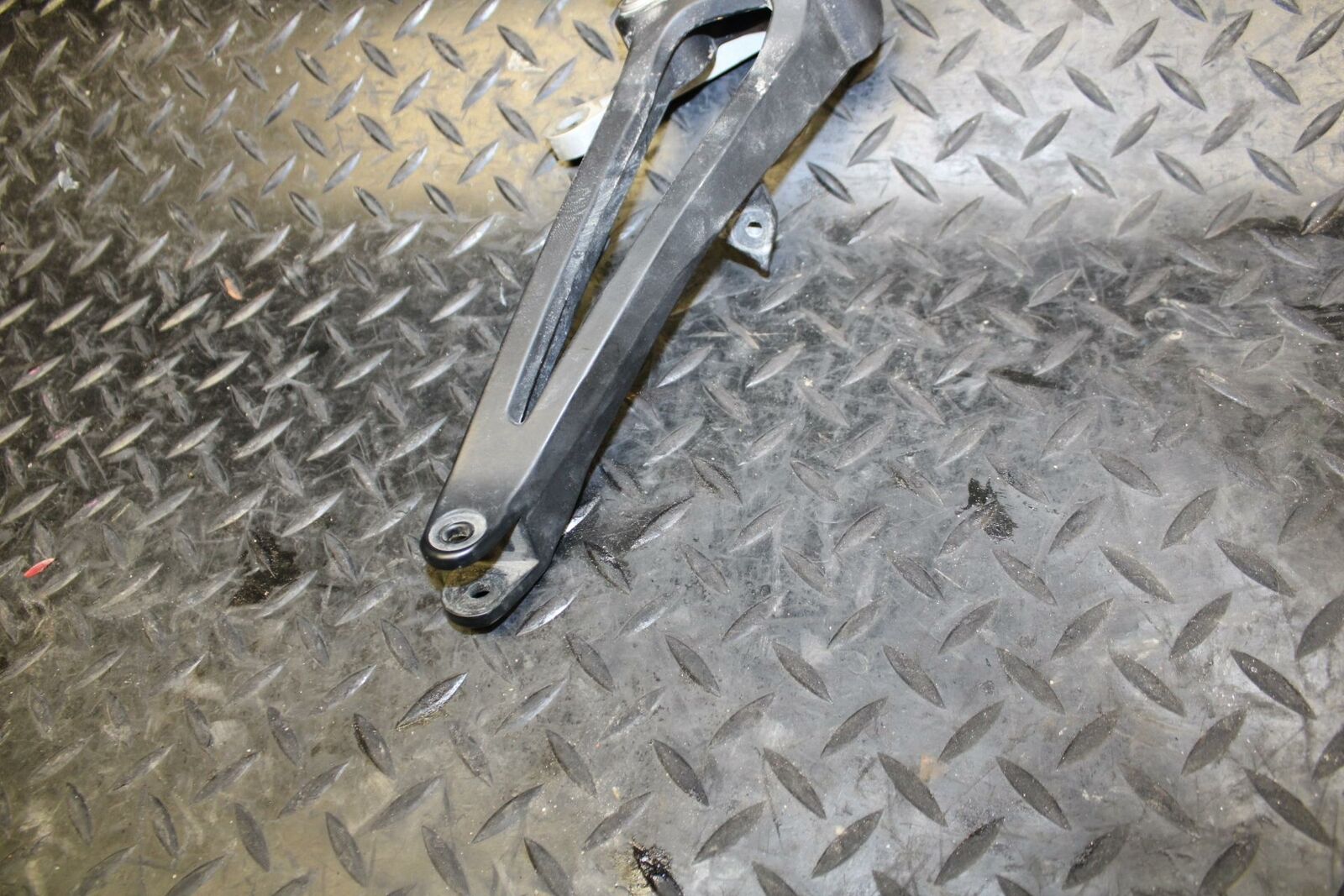 09-14 YAMAHA YZF R1 RIGHT REAR BACK PASSENGER PEG BRACKET BB192