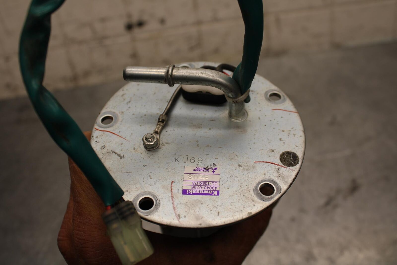 17 KAWASAKI Z900 ZR900 FUEL PUMP GAS PETROL SENDER UNIT BB549