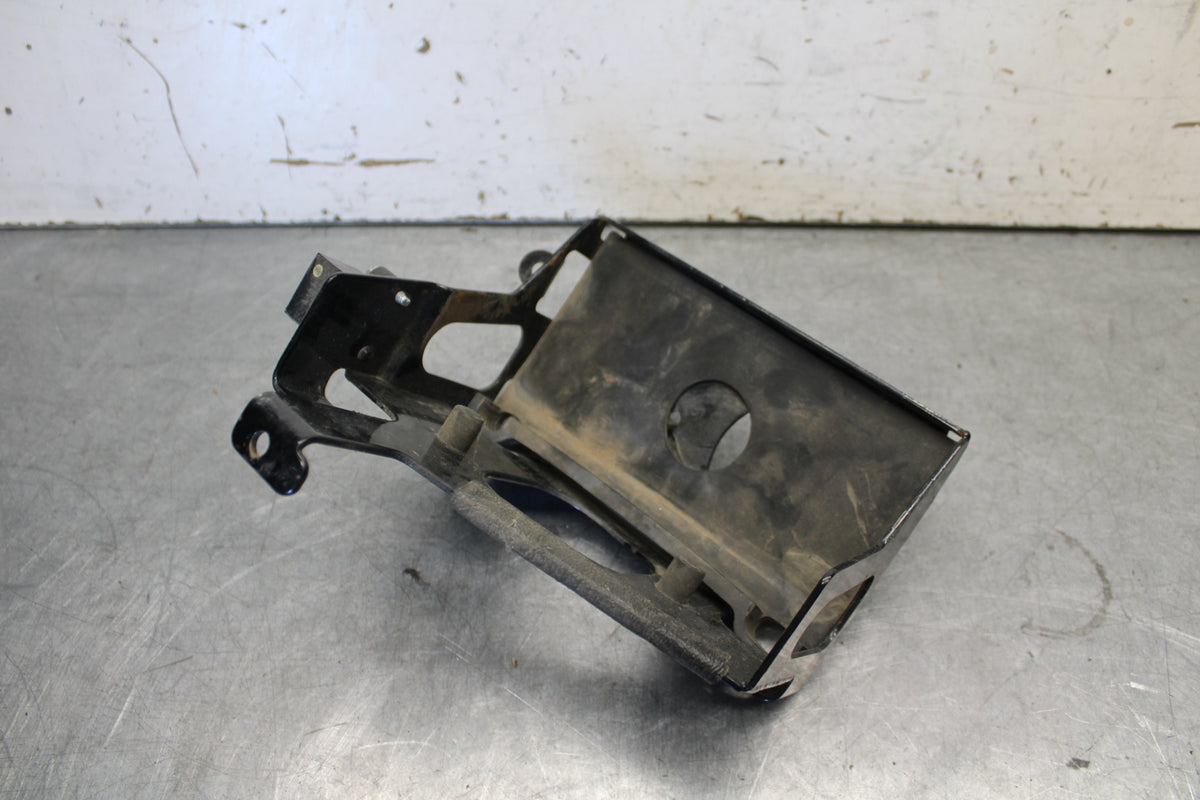 04-16 HARLEY-DAVIDSON SPORTSTER 883 BATTERY TRAY BOX HOLDER BB680 