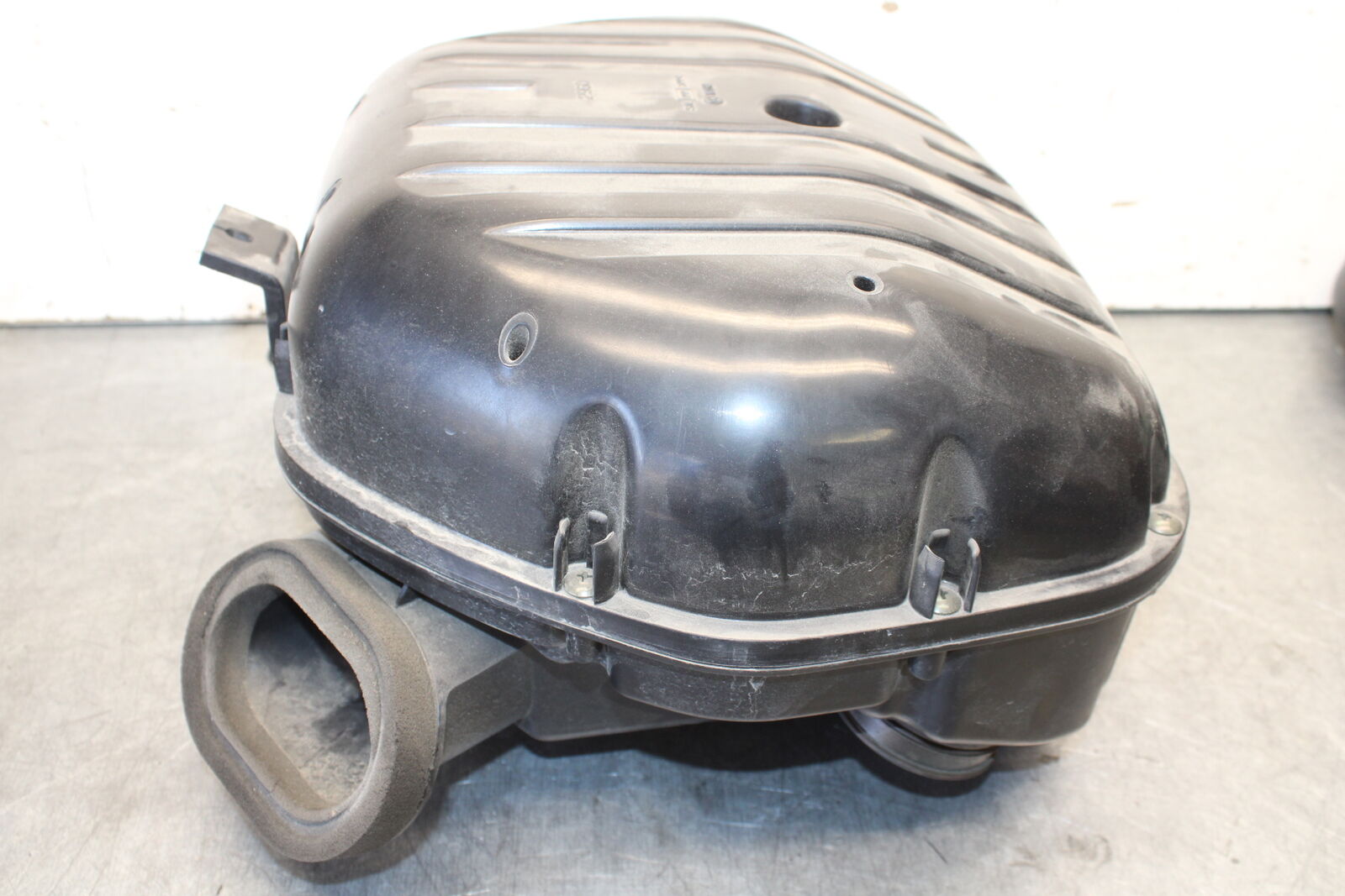 04 SUZUKI GSXR600 AIRBOX AIR INTAKE FILTER BOX 13700-29G00  BB676