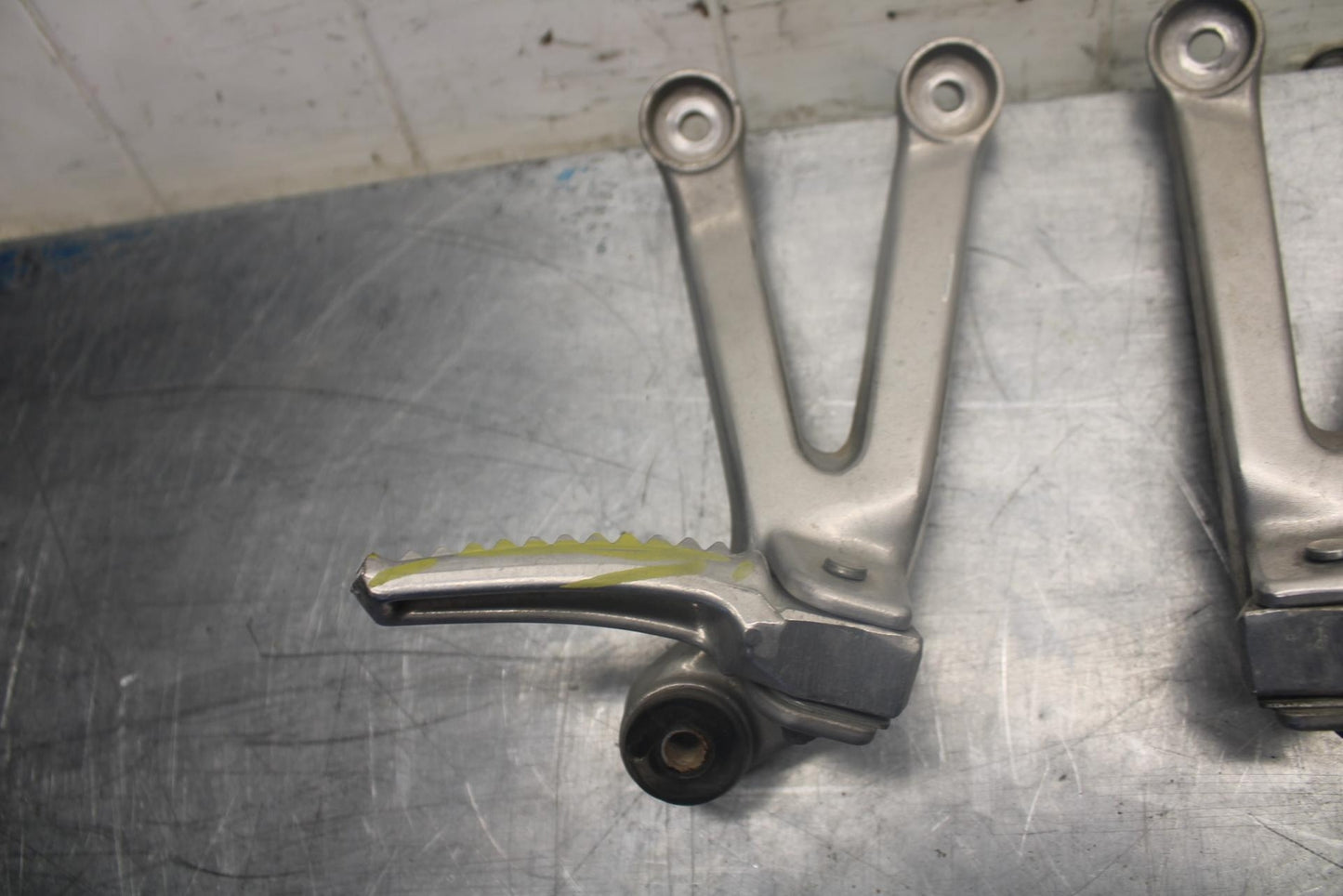 98-99 HONDA CBR900RR REAR BACK PASSENGER PEG SET PAIR BB458