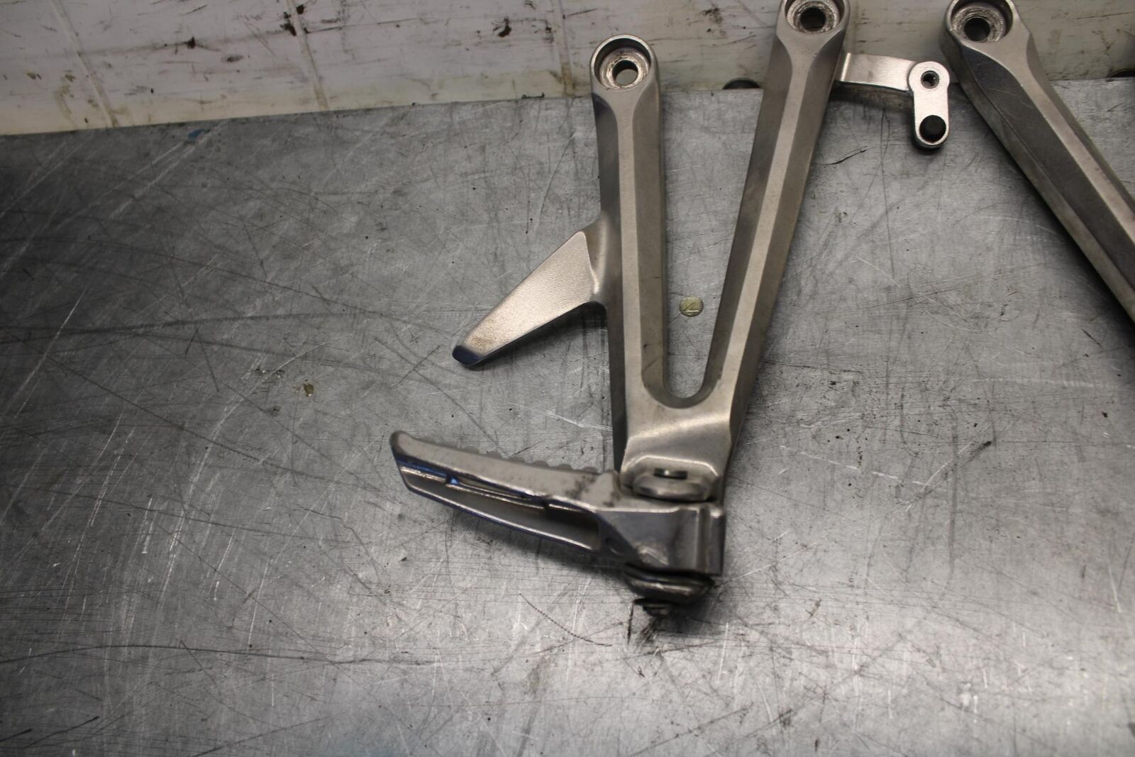06-07 HONDA CBR1000RR REAR BACK PASSENGER PEG SET PAIR BB464