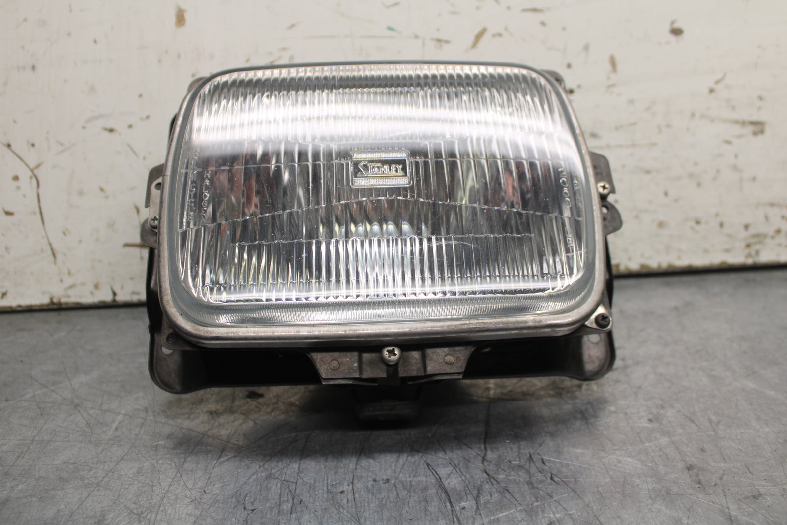 84 HONDA INTERCEPTOR 750 VF750F FRONT HEADLIGHT HEAD LIGHT LAMP BB108