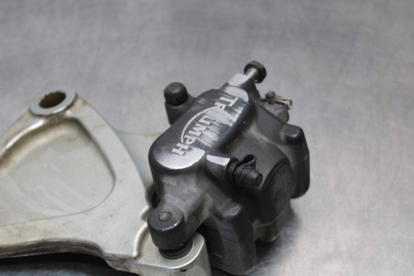 05 TRIUMPH ROCKET III REAR BACK BRAKE CALIPER W MOUNT BRACKET BB186