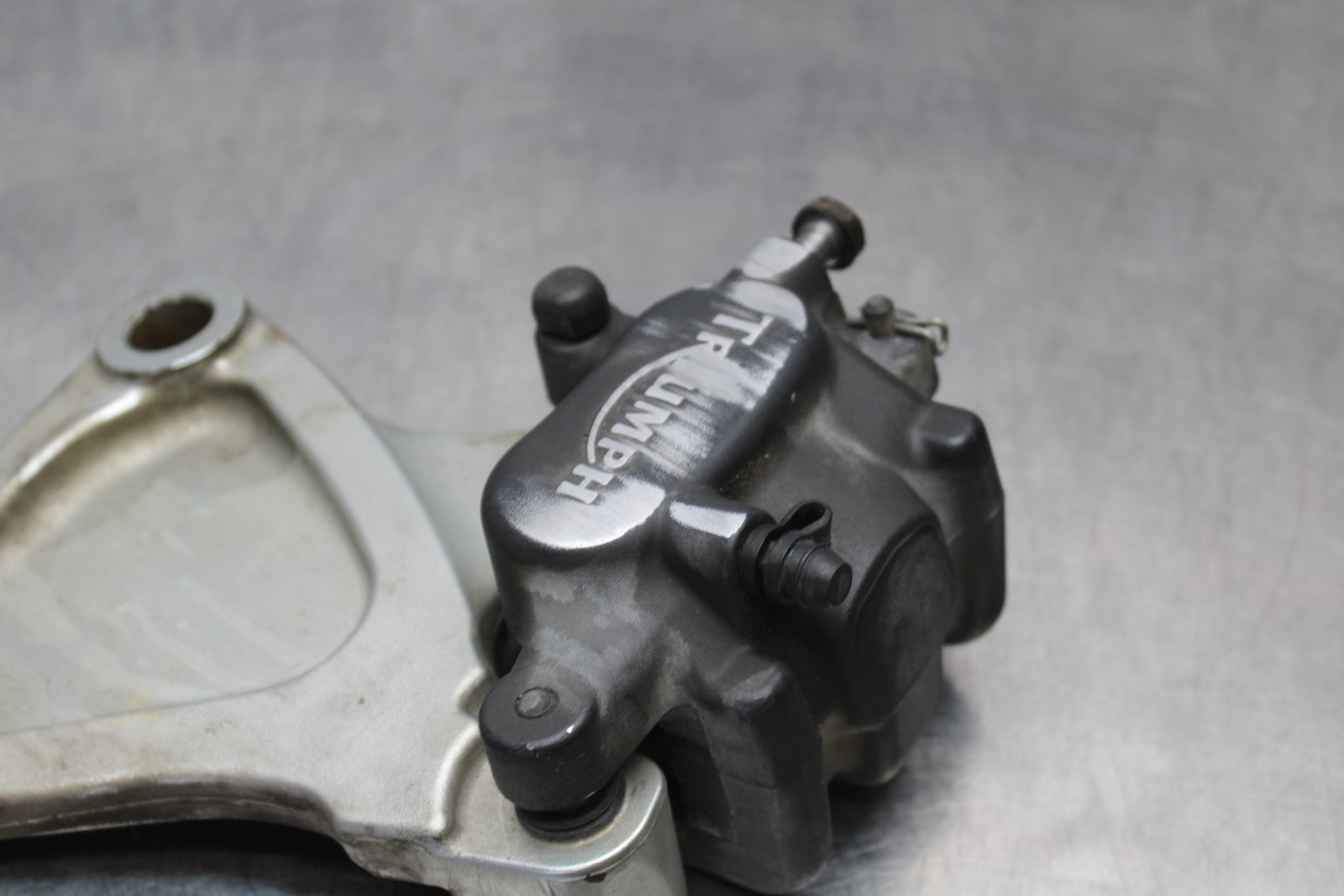 05 TRIUMPH ROCKET III REAR BACK BRAKE CALIPER W MOUNT BRACKET BB186