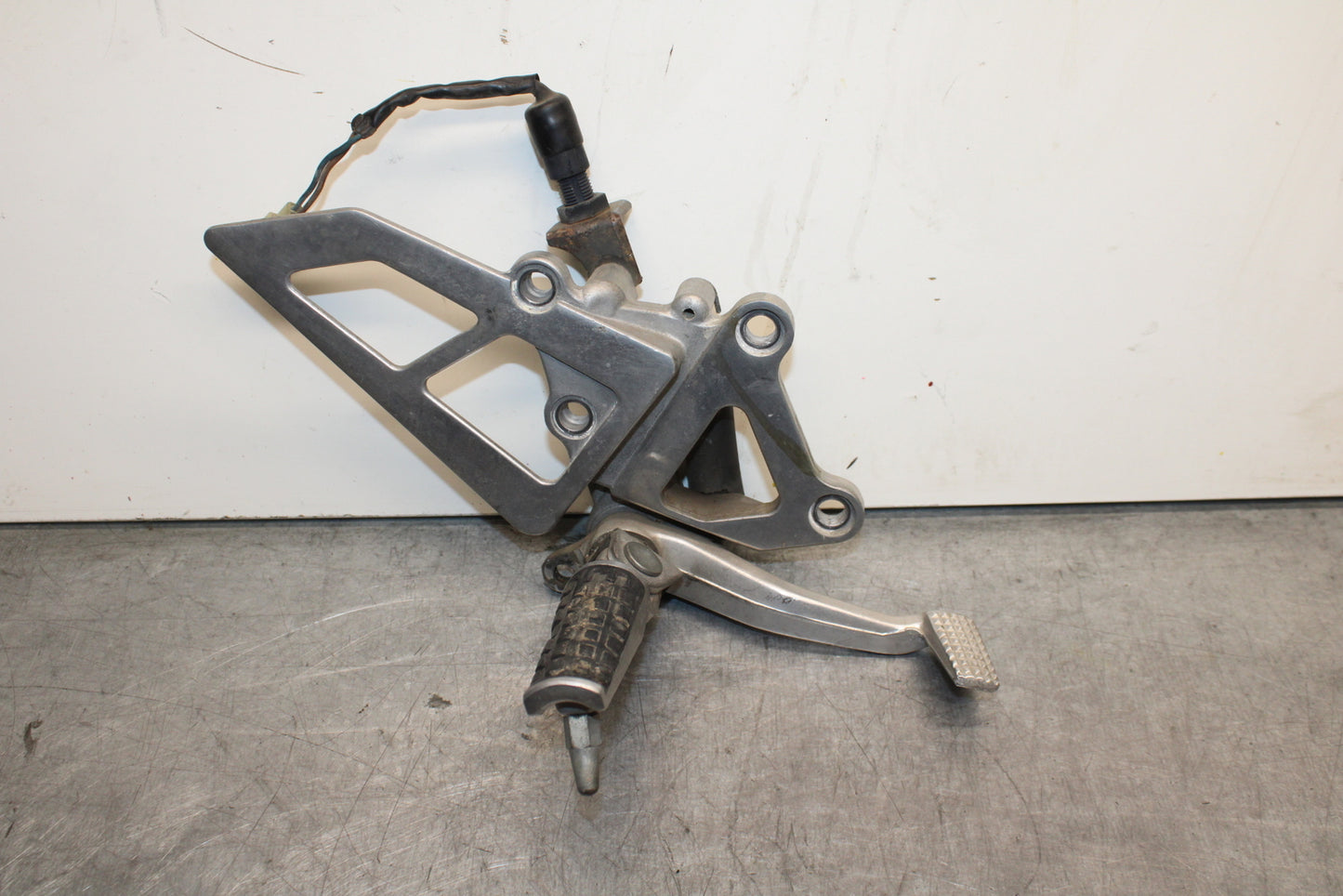 93-94 KAWASAKI NINJA ZX7R RIGHT REARSET REAR SET DRIVER FOOT PEG REST STOP BB124