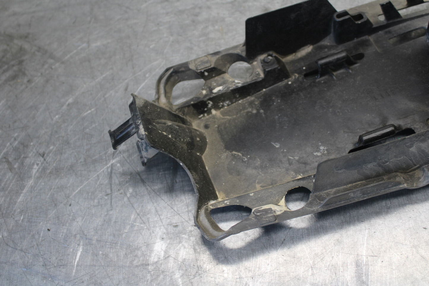 06-07 SUZUKI GSXR 600 REAR BACK TAIL UNDERTAIL BATTERY TRAY PLASTIC BB694