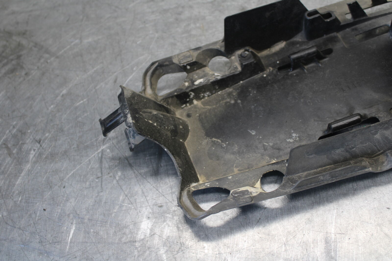06-07 SUZUKI GSXR 600 REAR BACK TAIL UNDERTAIL BATTERY TRAY PLASTIC BB694