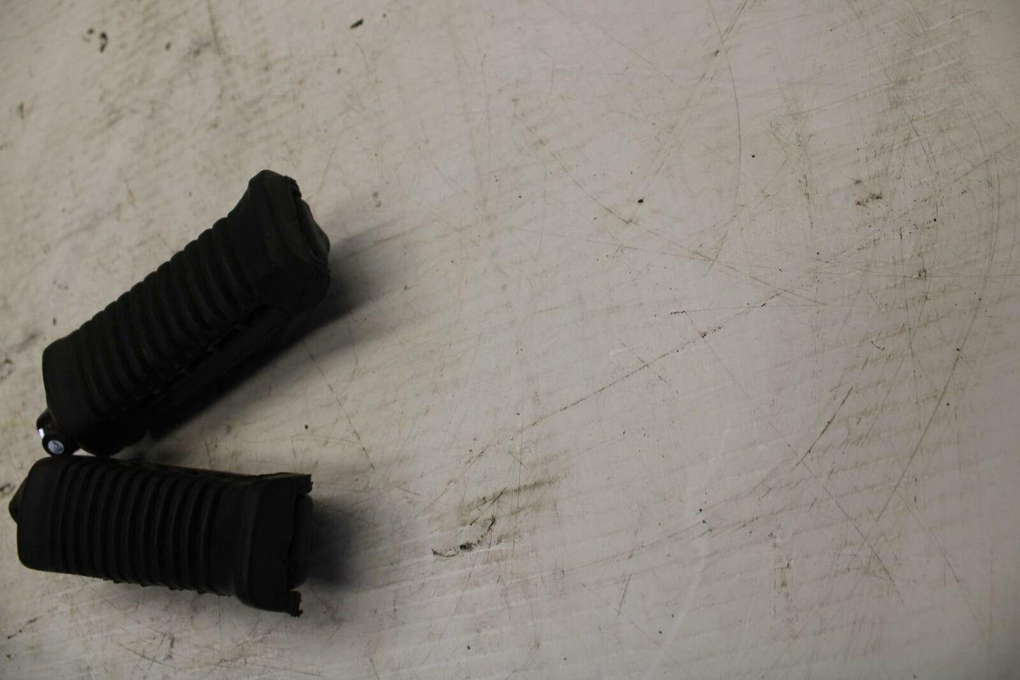 04-09 SUZUKI GS500F REAR BACK PASSENGER PEG SET PAIR BB261