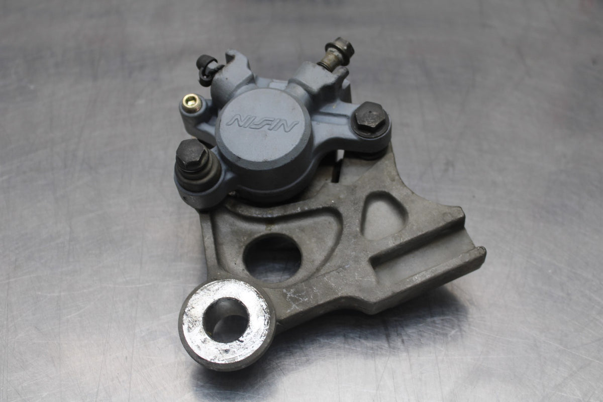 01-06 HONDA CBR600F4I REAR BACK BRAKE CALIPER W MOUNT BRACKET BB778