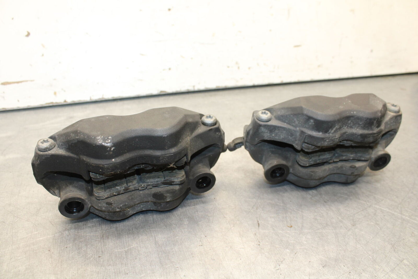 05-06 HONDA CBR600RR RIGHT LEFT FRONT BRAKE CALIPER SET PAIR CALIPERS BB655