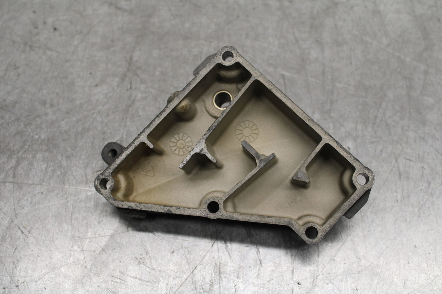 06 YAMAHA YZF R6 ENGINE MOTOR CRANK CASE VENT COVER BB716