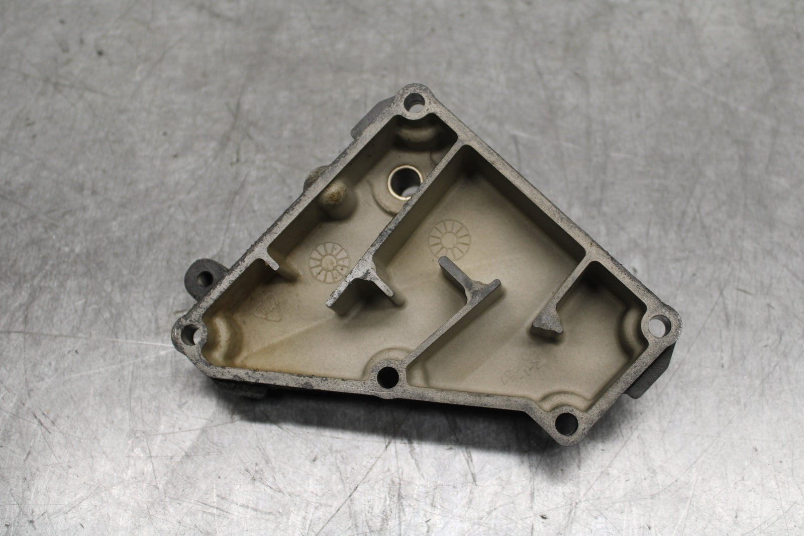 06 YAMAHA YZF R6 ENGINE MOTOR CRANK CASE VENT COVER BB716