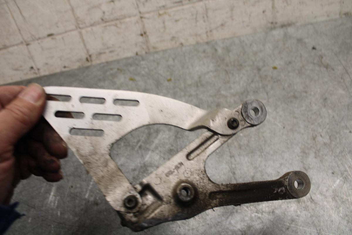 2003 Yamaha YZF R6 LEFT REARSET REAR SET DRIVER FOOT PEG BRACKET MOUNT BB539