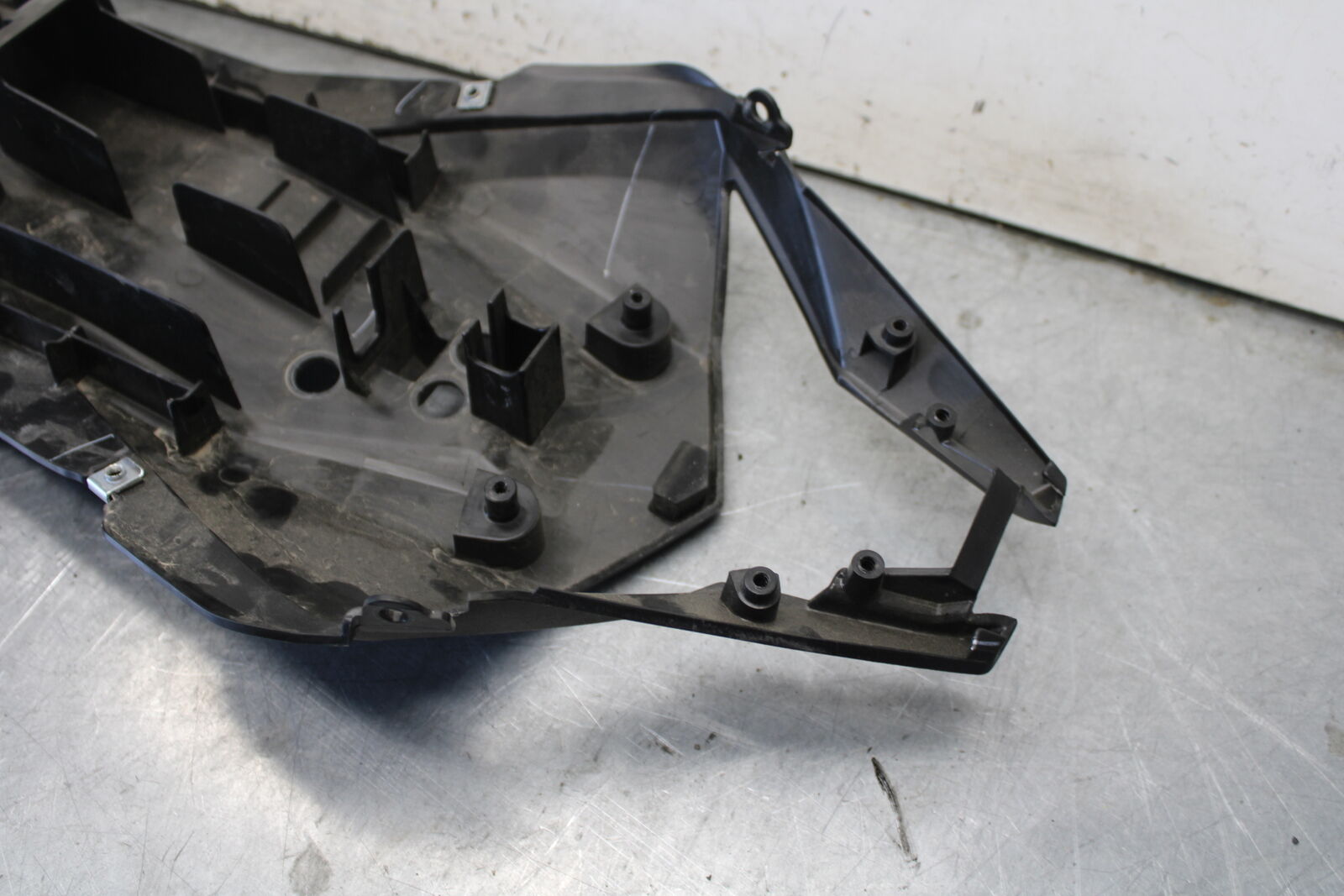 18-23 KAWASAKI NINJA 400 REAR BACK TAIL UNDERTAIL BATTERY TRAY PLASTIC BB679