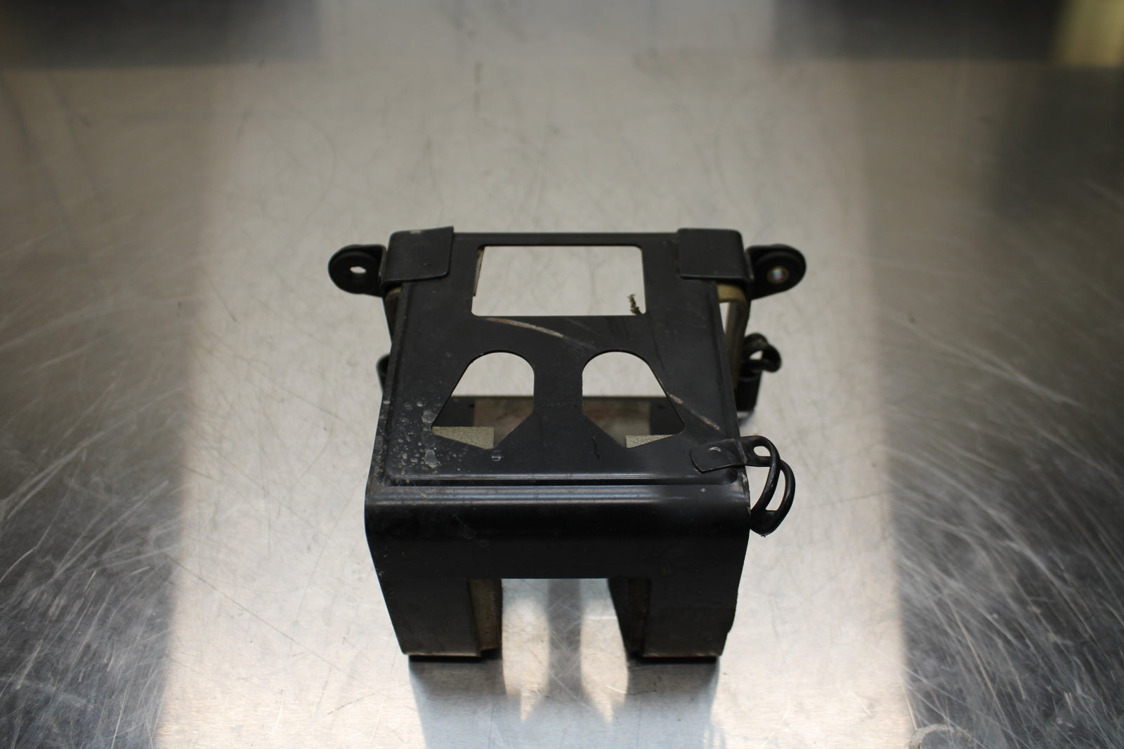 86 SUZUKI GS750ES REAR BACK TAIL UNDERTAIL BATTERY TRAY PLASTIC BB140