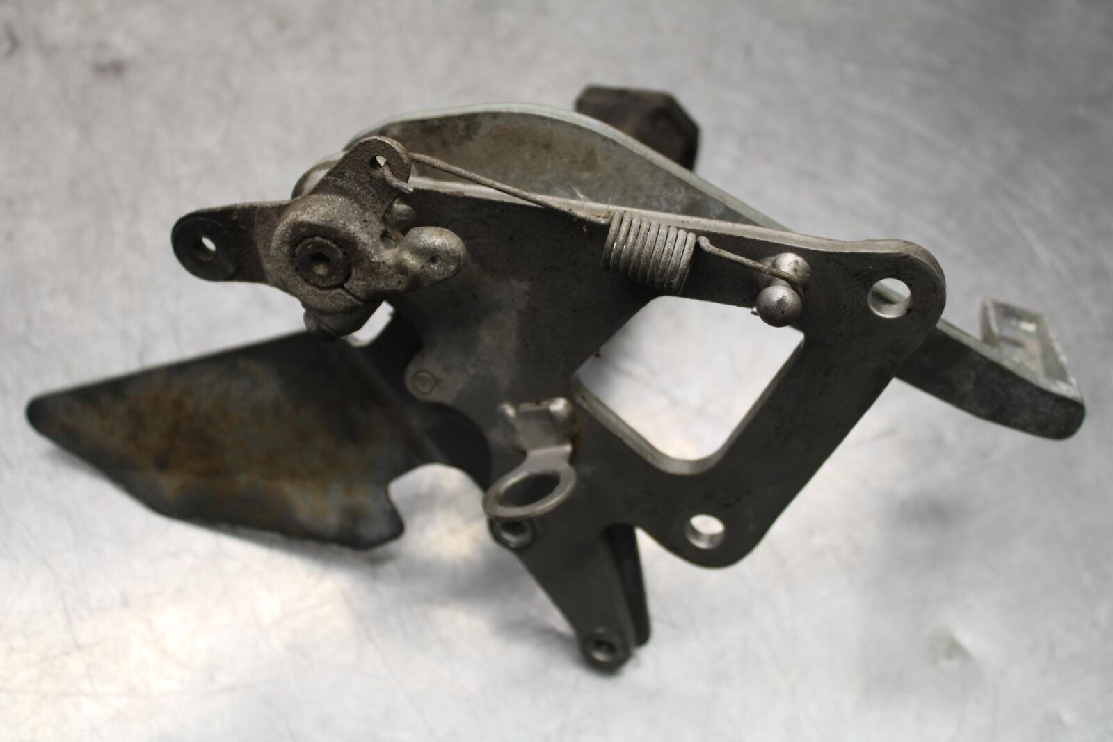 04-09 SUZUKI GS 500 FH GS500F RIGHT REARSET REAR SET DRIVER FOOT PEG REST  BB97