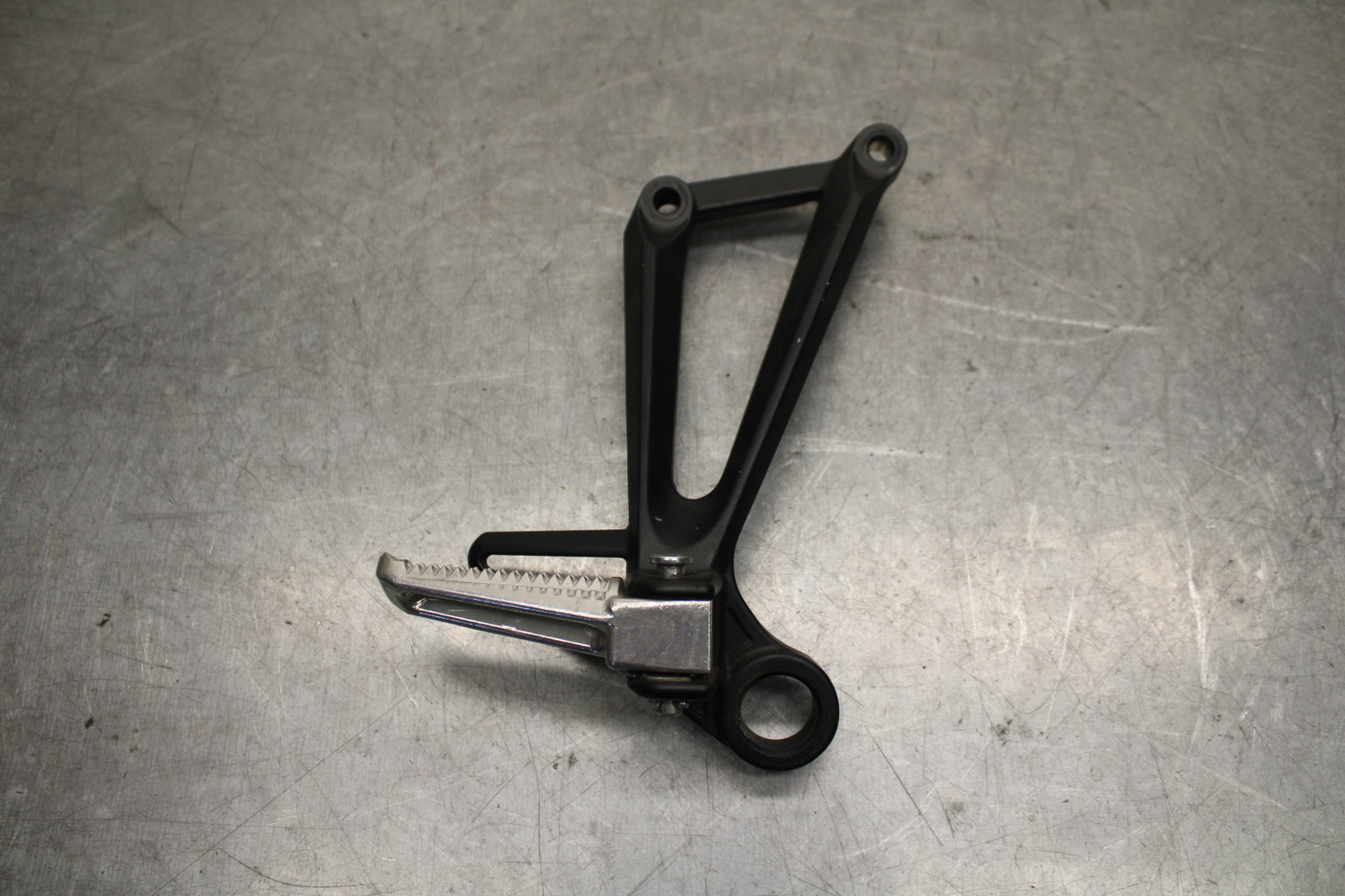 15-17 YAMAHA YZF R3 RIGHT REAR BACK PASSENGER PEG BB651