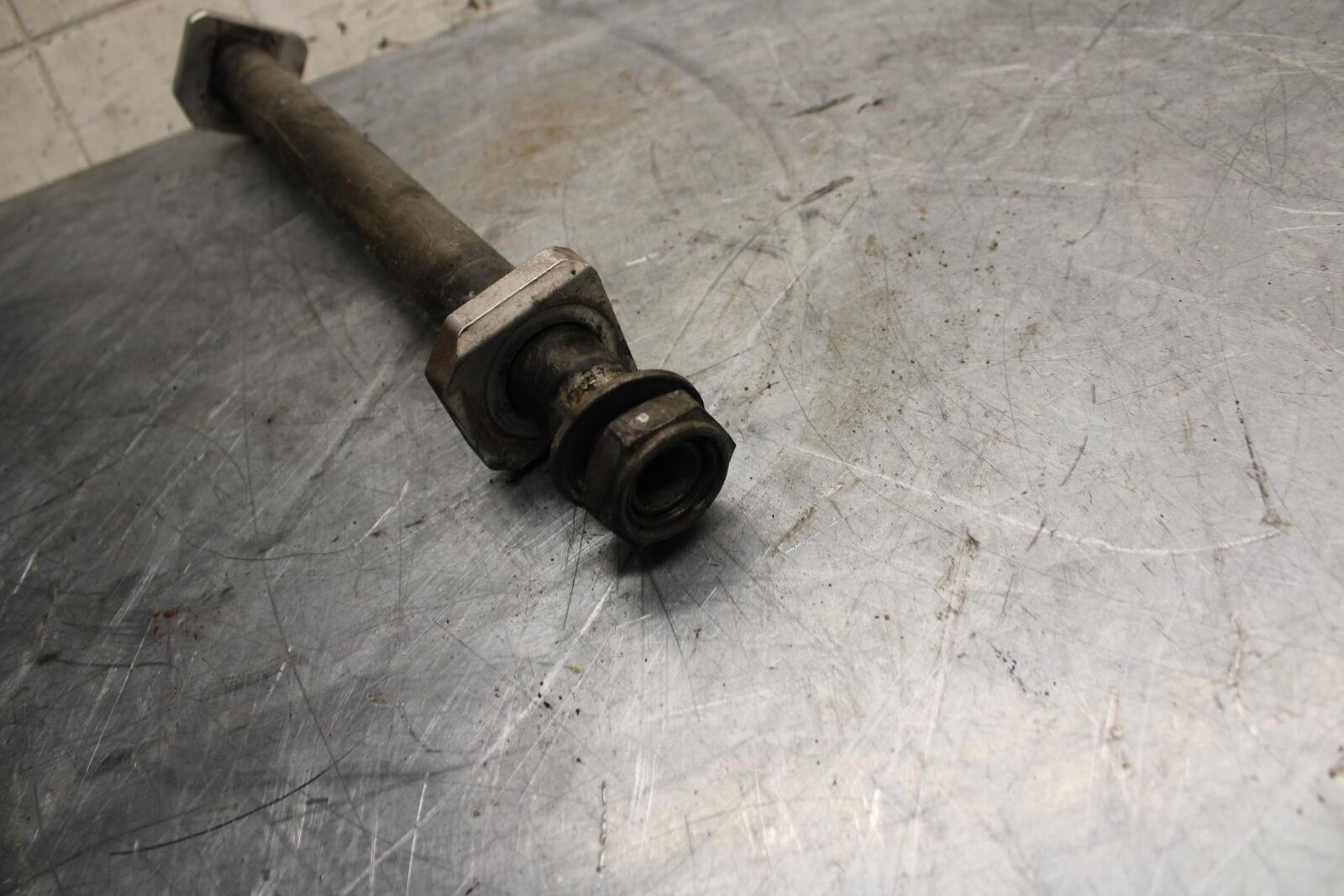 2008 Suzuki GSXR1000 REAR AXLE BACK WHEEL RIM PIVOT BOLT AXEL 64711-33E20 BB519