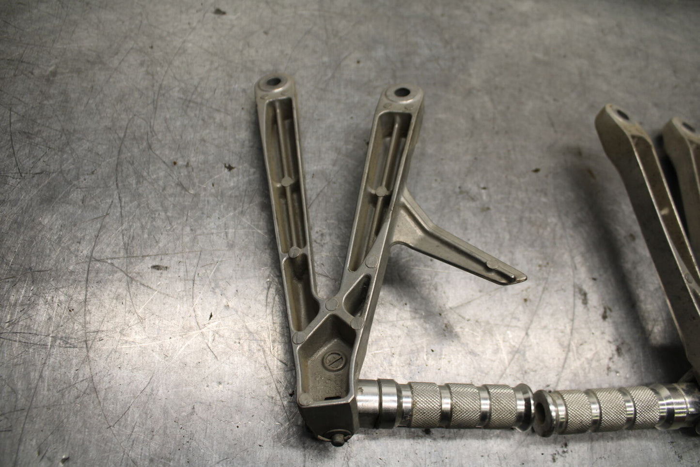 05-06 HONDA CBR600RR REAR BACK PASSENGER PEG SET PAIR BB739