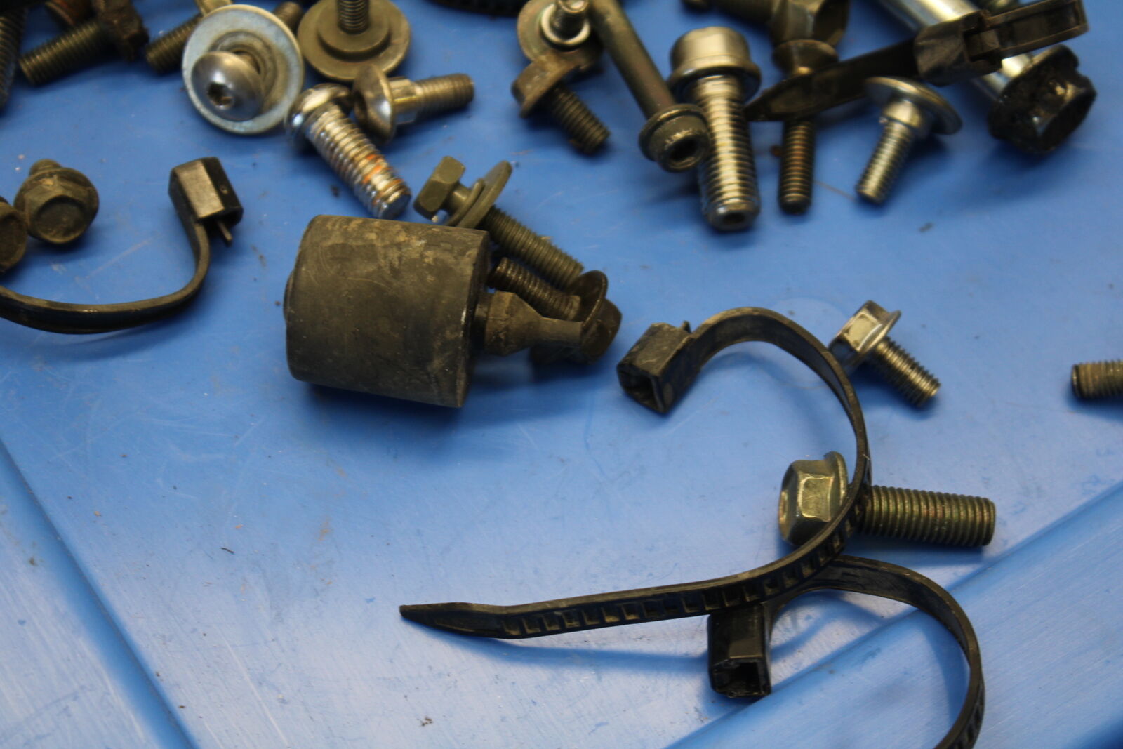 04 SUZUKI GSXR600 LEFTOVER MOUNTING BOLTS HARDWARE MOTOR SCREWS  BB676