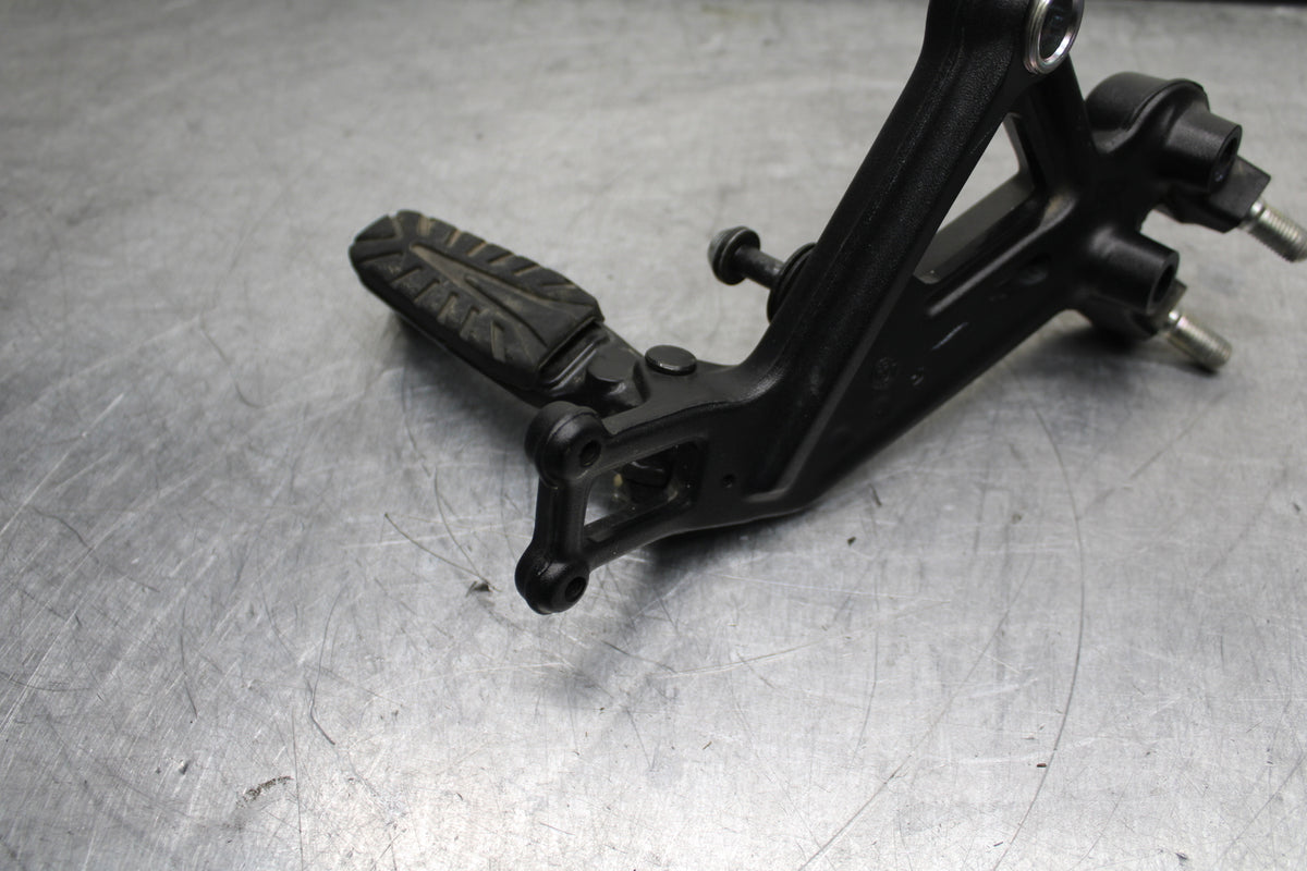 17-24 KTM 390 DUKE LEFT REARSET REAR SET DRIVER FOOT PEG REST STOP BB734